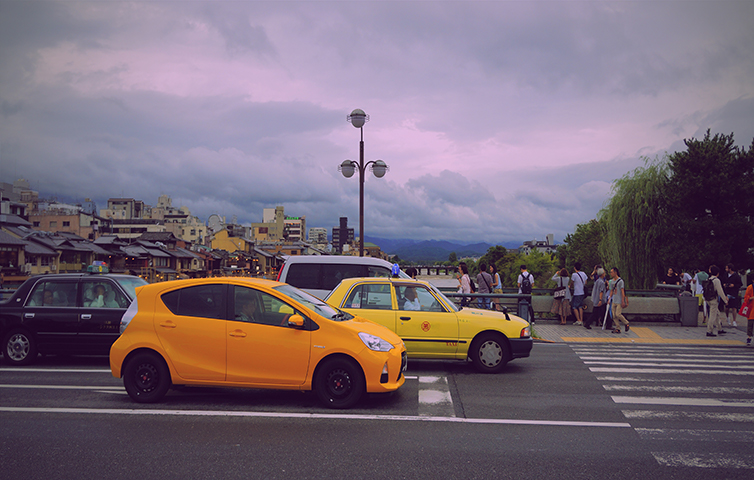 1623134652114539.jpg Canva - 在斑馬線上等待的汽車 cars waiting at zebra crossing.jpg